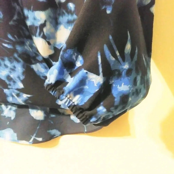 Vince Camuto Blue FloralFaux Wrap shirt - Picture 4 of 6